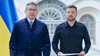 Фотография к новости: Қазақстан елшісі Зеленскийге сенім грамоталарын тапсырды