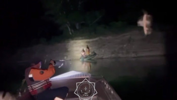 Фотография к новости: Ертіс өзенінде су ортасында қалып қойған ерлі-зайыпты құтқарылды