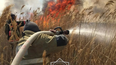 Атыраудағы қамыс өрті әлі толық сөнбей жатыр