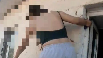 Фотография к новости: Астанада бойжеткен қыз терезеден секірмек болды