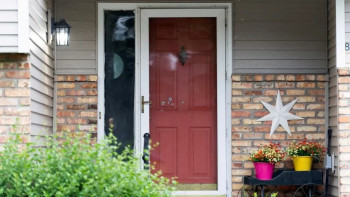 Фотография к новости: Қанды шабуыл: 17 оқ тиген саясаткер мен оның жұбайы аман қалды