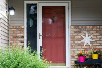 Фотография к новости: Қанды шабуыл: 17 оқ тиген саясаткер мен оның жұбайы аман қалды