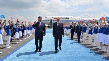 Фотография к новости: Тоқаев Си Цзиньпинді Астана әуежайынан қарсы алды