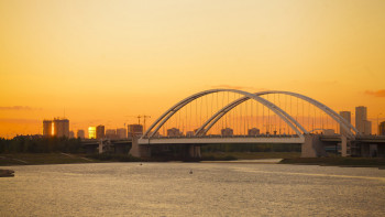 Фотография к новости: Астанада көпірден секірмек болған ер адам қамалды