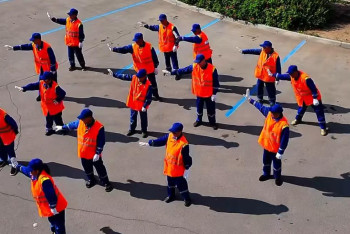 Фотография к новости: Коммуналдық қызметкерлер Димаштың әніне биледі