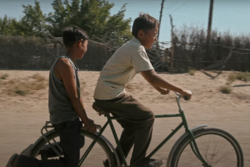 Фотография к новости: "Бауырына салу" кинокартинасы халықаралық фестивальде үздік фильм атанды