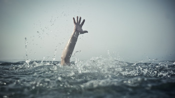 Фотография к новости: Павлодарда көпірден өзенге секірген қыз суға батып кете жаздады