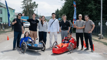 Фотография к новости: Студенттер қолдан жасалған көліктермен жарысты