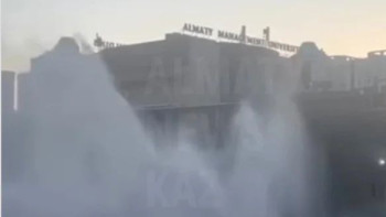 Фотография к новости: Алматыда университет жанында жылу құбыры жарылды