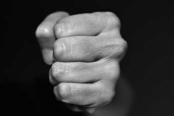 Фотография к новости: Шымкентте жасөспірімдер жүргізушіні балғамен ұрып, соққыға жықты