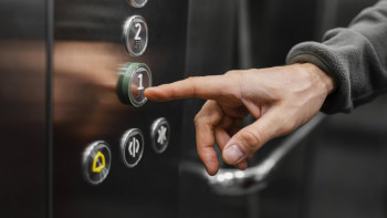 Фотография к новости: Қызылордада ер адам көпқабатты үйдегі лифт ішінде қалып қойған