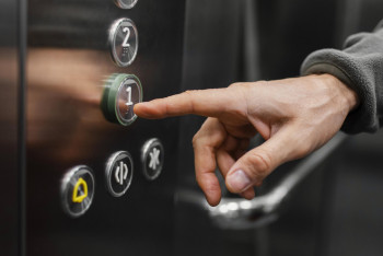 Фотография к новости: Қызылордада ер адам көпқабатты үйдегі лифт ішінде қалып қойған