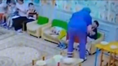 Астанада балабақша күтушісі балаларды ұрып-соққан