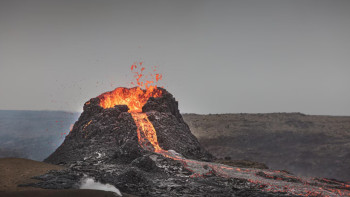 Фотография к новости: Индонезияда Левотоби жанартауы атқылай бастады