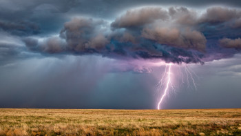 Фотография к новости: Найзағай, аптап ыстық: елдің басым бөлігінде дауылды ескерту жарияланды
