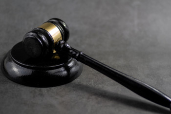 Фотография к новости: Павлодарда бірге тұрған әйелін қасақана өлтірмек болған ер адам сотталды