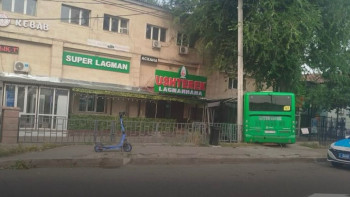 Фотография к новости: Алматыда көлікпен соқтығысқан автобус ғимаратқа кіріп кетті