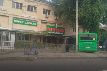 Фотография к новости: Алматыда көлікпен соқтығысқан автобус ғимаратқа кіріп кетті