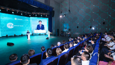 “Сіздер – бейбіт күннің батырларысыздар”: Қошанов медицина қауымдастығымен кездесті