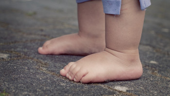 Фотография к новости: "Кіп-кішкентай өмір": Ақтөбеде жүргізушілер жолға шыққан бүлдіршінді құтқарып қалды