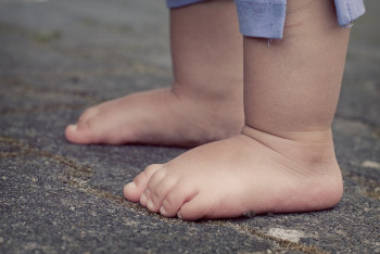 Фотография к новости: "Кіп-кішкентай өмір": Ақтөбеде жүргізушілер жолға шыққан бүлдіршінді құтқарып қалды