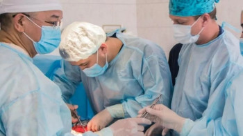 Фотография к новости: Оралда дәрігерлер жарты келі шаш жұтқан қызды құтқарып қалды