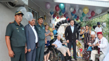 Фотография к новости: Әскерилер соғыс ардагерін 100 жас мерейтойымен құттықтады