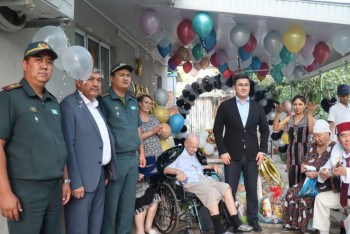 Фотография к новости: Әскерилер соғыс ардагерін 100 жас мерейтойымен құттықтады