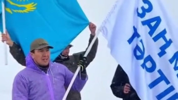 Фотография к новости: «Заң және тәртіп» жалауы 4120 метр биікте желбіреді