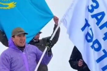 «Заң және тәртіп» жалауы 4120 метр биікте желбіреді