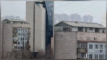 Фотография к новости: Алматыда көпқабатты үйдің шатырына салынған жекеменшік үй – не белгілі?