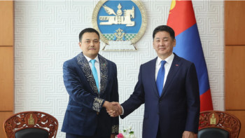 Фотография к новости: Қазақстан елшісі Моңғолия президентіне сенім грамоталарын табыс етті