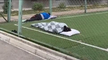 Фотография к новости: Көпқабатты үй ыстық: алматылықтар футбол алаңында түнеді