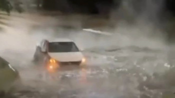 Фотография к новости: Алматыда тағы да жылу құбыры жарылып, көшені су басты