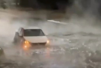 Фотография к новости: Алматыда тағы да жылу құбыры жарылып, көшені су басты