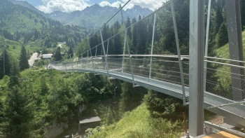 Фотография к новости: Алматы тауларында жаңа жаяу жүргіншілер көпірі пайда болды