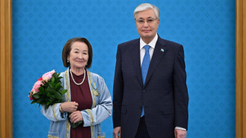 Фотография к новости: Президенттің "Суретке түсейік" деген сөзін естімеген диктор желі "жұлдызына" айналды