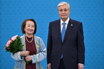 Фотография к новости: Президенттің "Суретке түсейік" деген сөзін естімеген диктор желі "жұлдызына" айналды