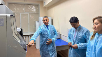 Фотография к новости: ФАО Қазақстанға ветеринариялық диагностикаға арналған заманауи генетикалық анализатор табыстады