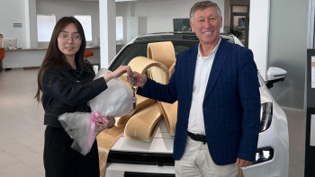 Фотография к новости: ҰБТ-дан 140 балл алған оқушыға көлік сыйлады