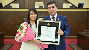 Фотография к новости: BAQ.KZ тілшісі "Парламент сөзі" сыйлығын жеңіп алды