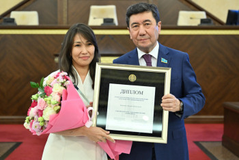 Фотография к новости: BAQ.KZ тілшісі "Парламент сөзі" сыйлығын жеңіп алды