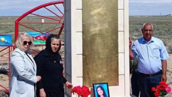 Фотография к новости: Ақтауда апатқа ұшыраған ұшақ экипажына ескерткіш орнатылды