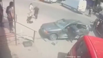 Фотография к новости: Үрейлі сәт: Қарағандыда көлік ана мен баланы қағып кете жаздады