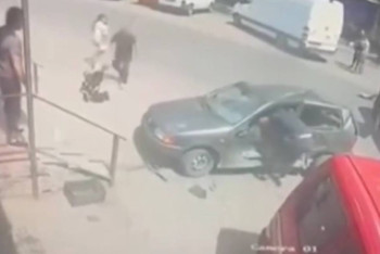 Фотография к новости: Үрейлі сәт: Қарағандыда көлік ана мен баланы қағып кете жаздады