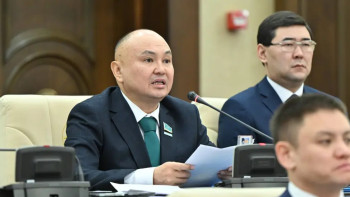 Фотография к новости: Депутат: Үкімет бюджеттің жыртығын жамаумен ғана айналысып отыр