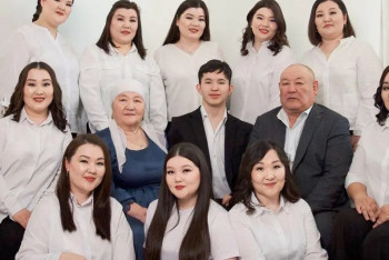 «Бір жыл бойы ақша жинадық»: 10 қызы әкесіне пәтер сыйлады