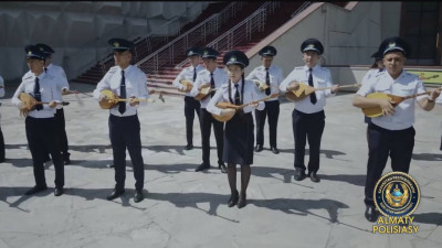 Ұлттық домбыра күніне орай полиция қызметкерлері Медеуде күй шертті