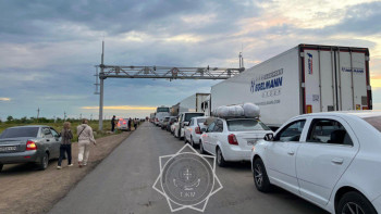 Фотография к новости: ТЖМ құтқарушылары мен әскерилер шекарада кептелісте қалған жүргізушілерге көмек көрсетуде