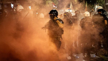 Фотография к новости: Белградтағы наразылық: елуге жуық полиция қызметкері жарақат алды